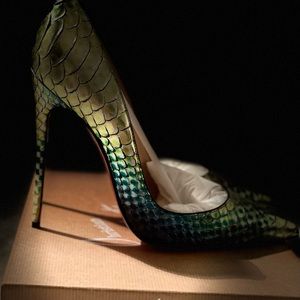NOT FOR SALE ❌❌❌ Christian Louboutin
So Kate 120 Python Mermaid Ombré